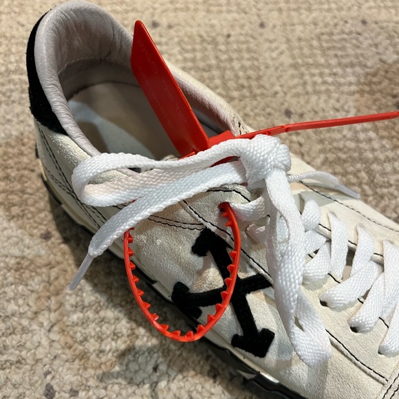 Off-White Vulcanized Low Top Sneakers. - Picture 9 of 11